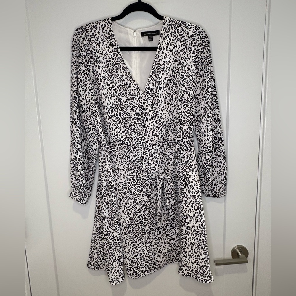 Banana Republic Black & White Cheetah Animal Print Long Sleeve Wrap Dress V-neck